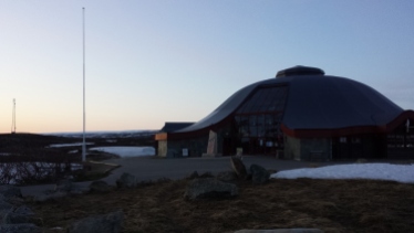 Das Polarkreiszentrum aufgenommen morgens gegen 0:30 Uhr.